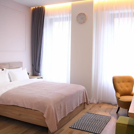 Parilament On Rustaveli 4 Rooms Tbilisi ภายนอก รูปภาพ