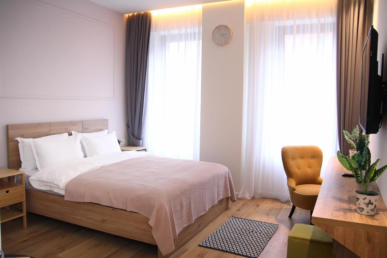 Parilament On Rustaveli 4 Rooms Tbilisi ภายนอก รูปภาพ