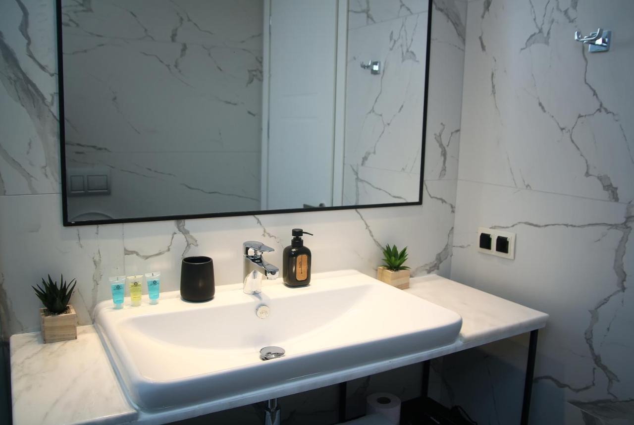 Parilament On Rustaveli 4 Rooms Tbilisi ภายนอก รูปภาพ