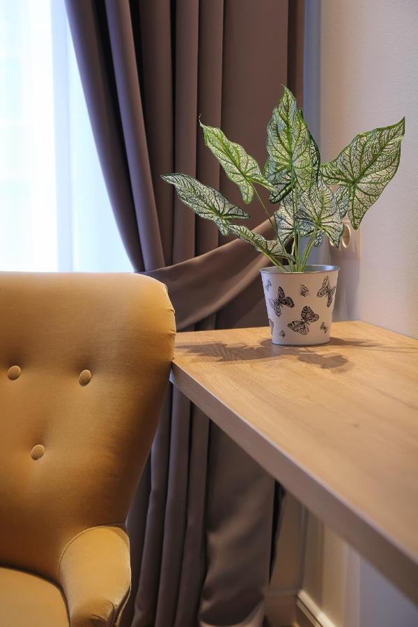 Parilament On Rustaveli 4 Rooms Tbilisi ภายนอก รูปภาพ