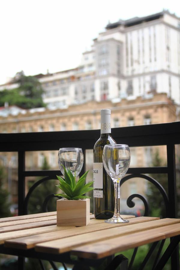 Parilament On Rustaveli 4 Rooms Tbilisi ภายนอก รูปภาพ