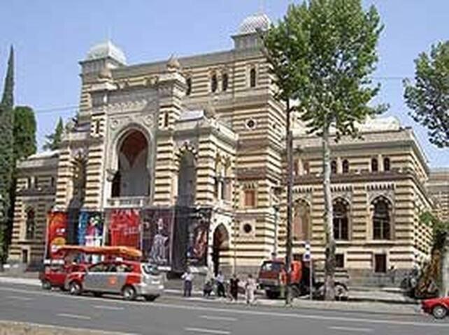 Parilament On Rustaveli 4 Rooms Tbilisi ภายนอก รูปภาพ